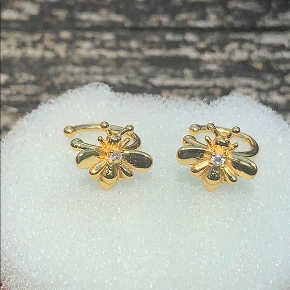 NEW Dainty Diamond Bee Ear Cuff 🐝 - Picture 6 of 7